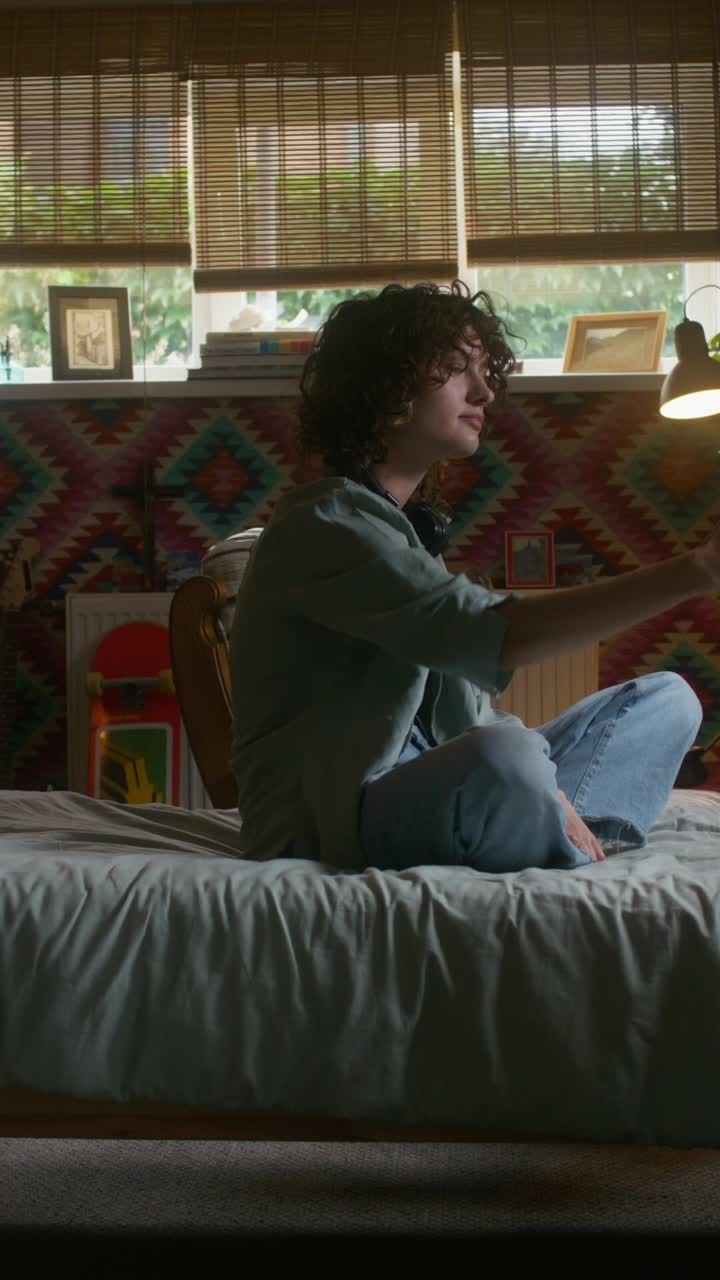 adolescente usando el teléfono en el dormitorio