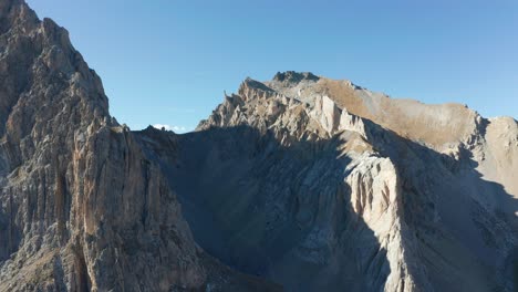 無人機飛過山,向前移動,接近山頂