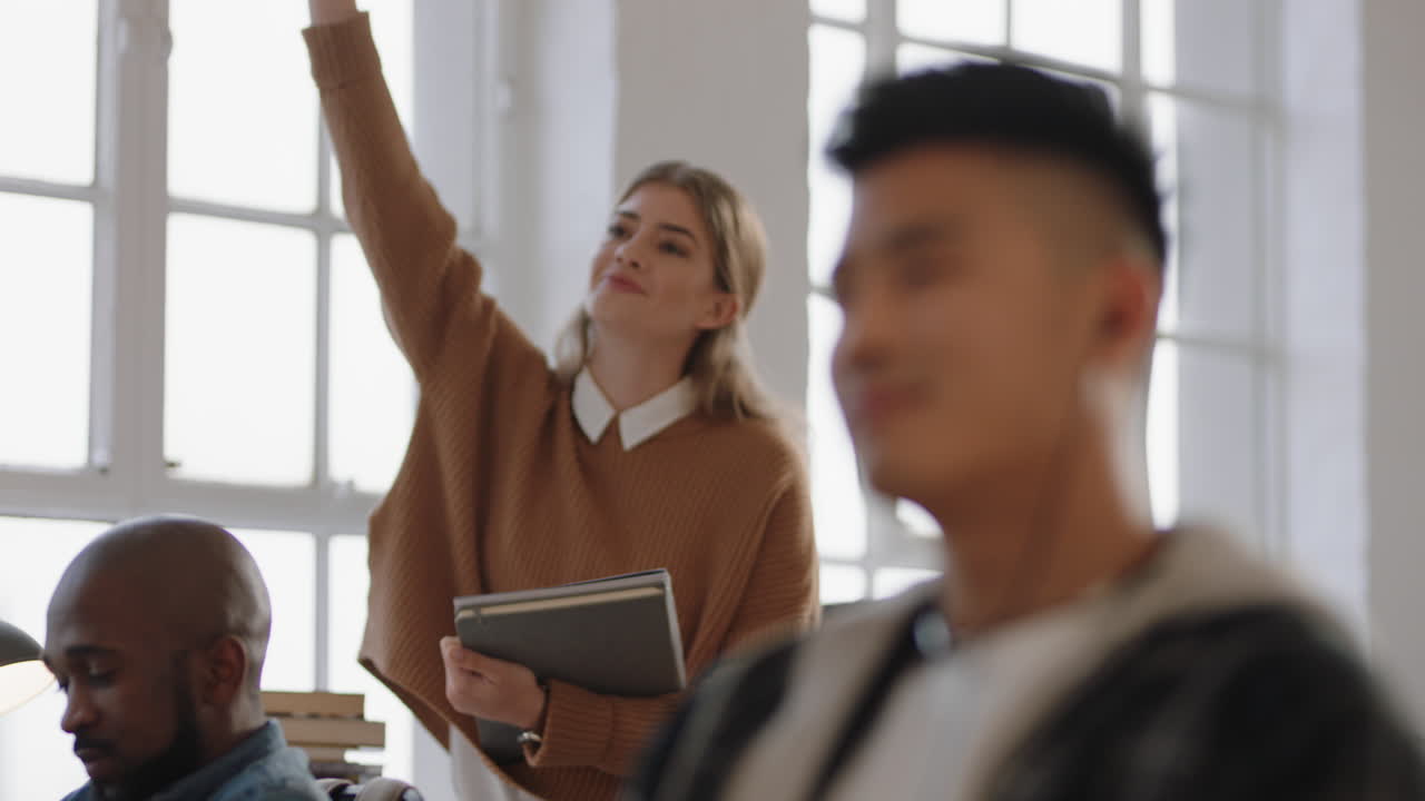 team aziendale creativo che incontra giovani sviluppatori di software che fanno brainstorming di soluzioni di progettazione per applicazioni mobili che condividono idee con un lavoro di squadra di successo