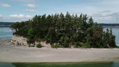 Lush-Green-Trees-At-Deadman's-Island-In-Summer---Flying-Towards-The-Cutts-Island-State-Park-Near-The-Gig-Harbor-City-In-Carr-Inlet-In-Pierce-County,-Washington-State,-USA