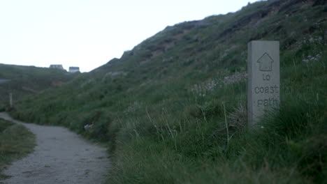 To-the-Coast-path-at-Chapel-Porth-Cornwall,-Panning-shot