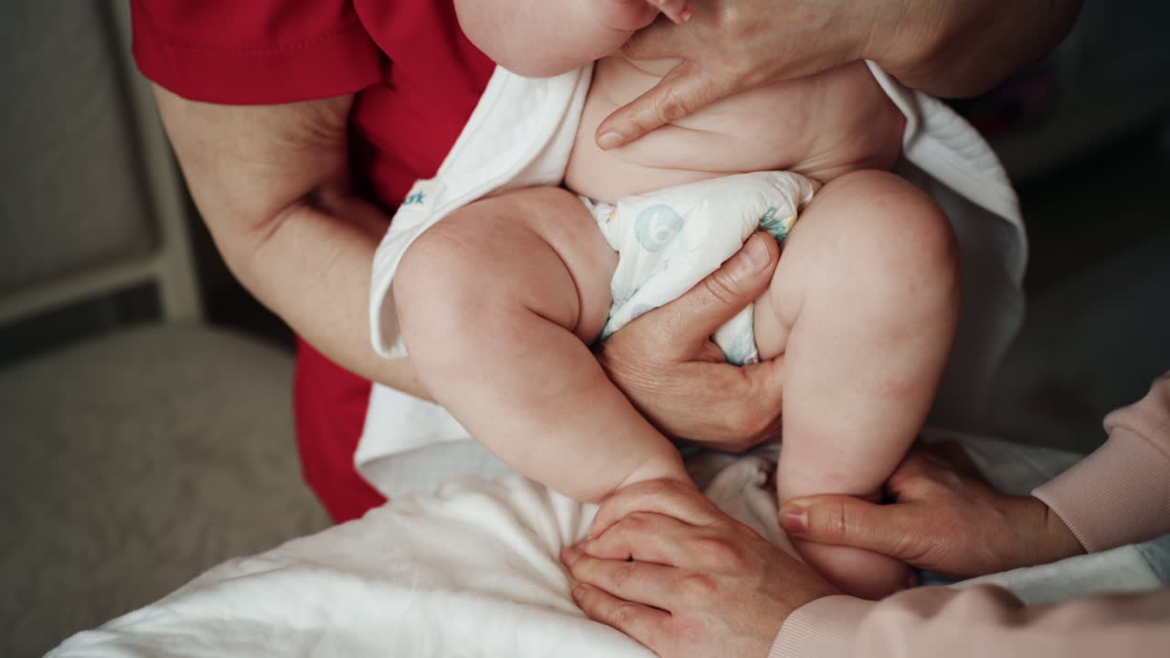 Assistente che esegue esercizi di mobilità con un bambino.