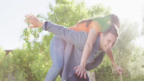 una feliz pareja caucásica pasando tiempo juntos afuera