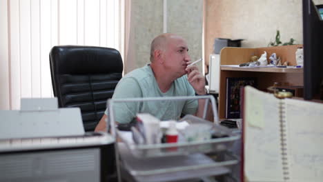 Businessman-smoking-in-the-office