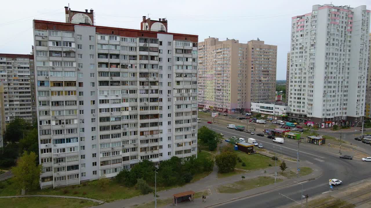 vista aérea alrededor de una carretera y de viejos edificios de apartamentos de fabricación soviética, en un barrio pobre de kyiv, día nublado, en kiev, ucrania - seguimiento, pan, tiro de drones