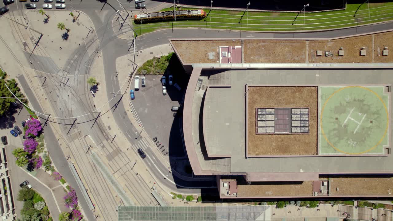 Strada trafficata e un edificio scolastico, ripresa con drone