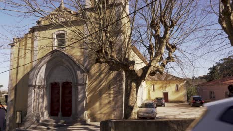 vista de la histórica iglesia de sintra en portugal en un día soleado de invierno