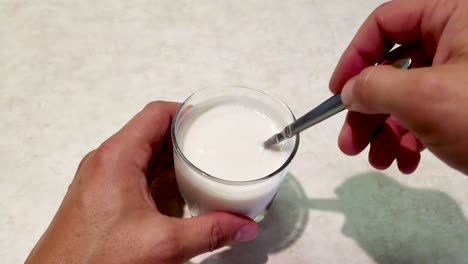 pequeño vaso de leche