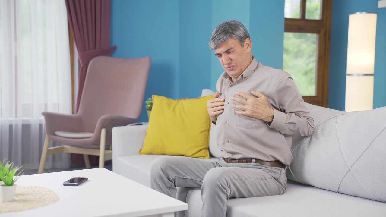 el viejo está perturbado por el olor al sudor. huele a sudor.