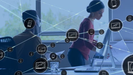 animación de la red de conexiones con iconos de computadora sobre diversas personas de negocios en la oficina