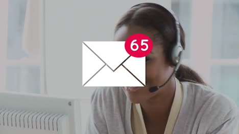 animación del icono de correo electrónico con números que cambian sobre el hombre que usa auriculares vr