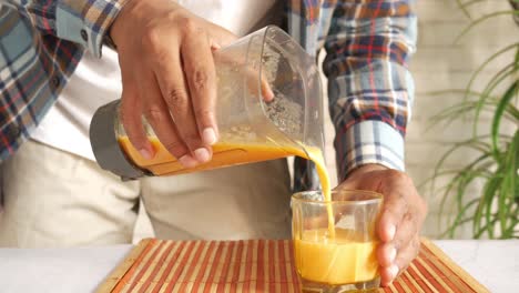 making orange smoothie