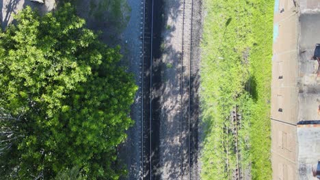 Vista-Aérea-Siguiendo-Las-Vías-Del-Tren