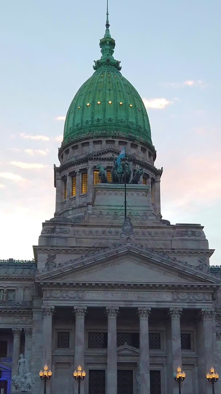 Edifício do Congresso Nacional Argentino ao pôr do sol, vista vertical da cúpula iluminada, Buenos Aires.