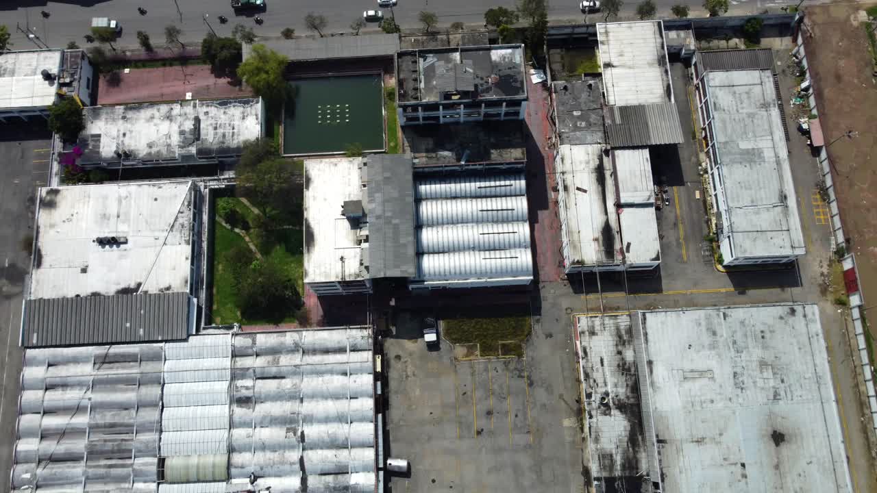 a medida que el dron asciende por encima de la zona industrial de bogotá, revela una escena que encapsula el rico tapiz de historia y progreso de la ciudad.