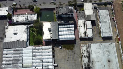 A-Medida-Que-El-Dron-Asciende-Por-Encima-De-La-Zona-Industrial-De-Bogotá,-Revela-Una-Escena-Que-Resume-El-Rico-Tapiz-De-Historia-Y-Progreso-De-La-Ciudad.