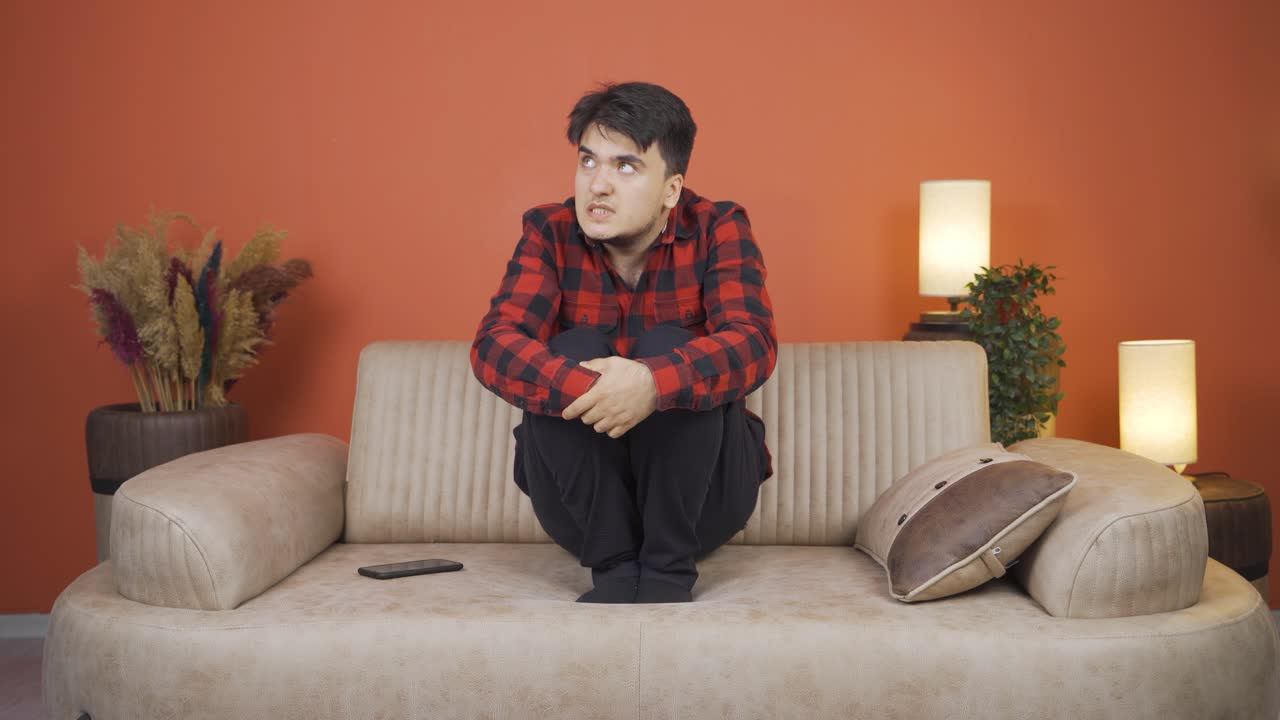 심리적 문제를 가진 남자가 집에서 혼자 있습니다.