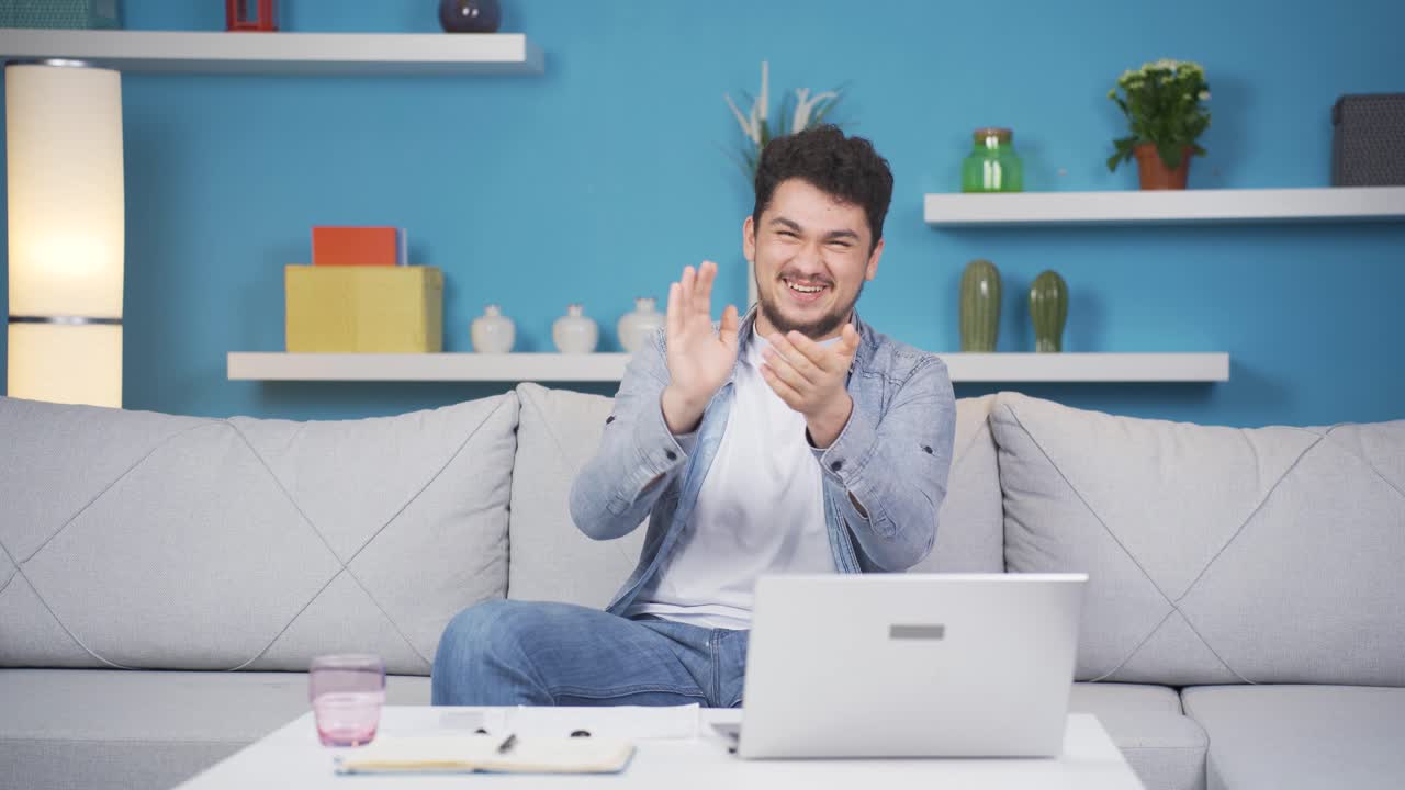 Hombre saludando y aplaudiendo a la cámara