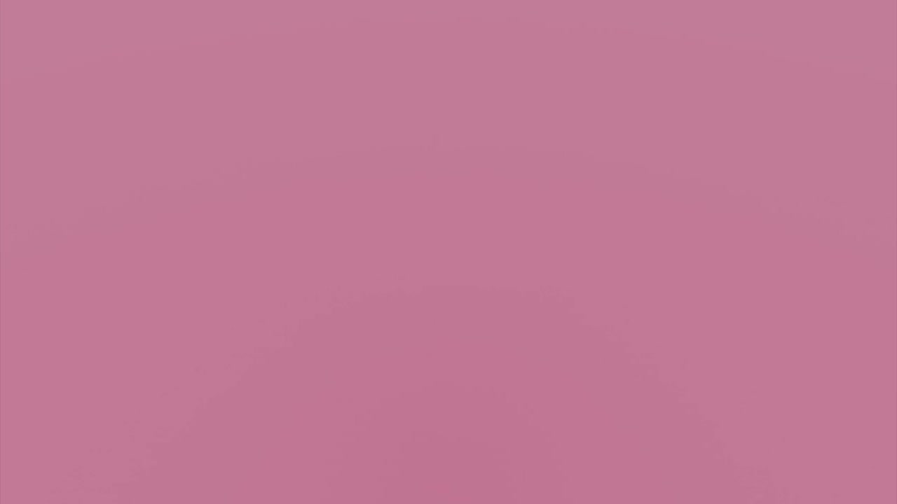 сломанный красный объект на розовом фоне