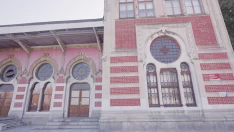 fachada de un edificio histórico en estambul