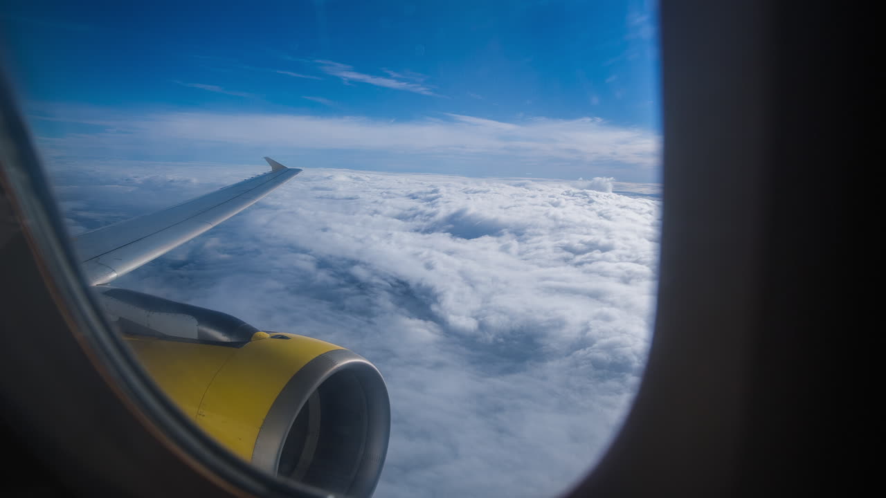langit dari jendela pesawat