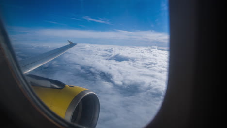 el cielo desde la ventana de un avión