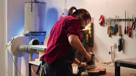 equipo en un taller de carpintería utilizando un molinillo angular para crear decoraciones de madera