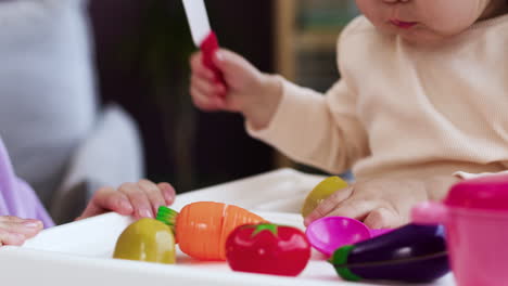 Madre-Irreconocible-Jugando-Con-Su-Bebé