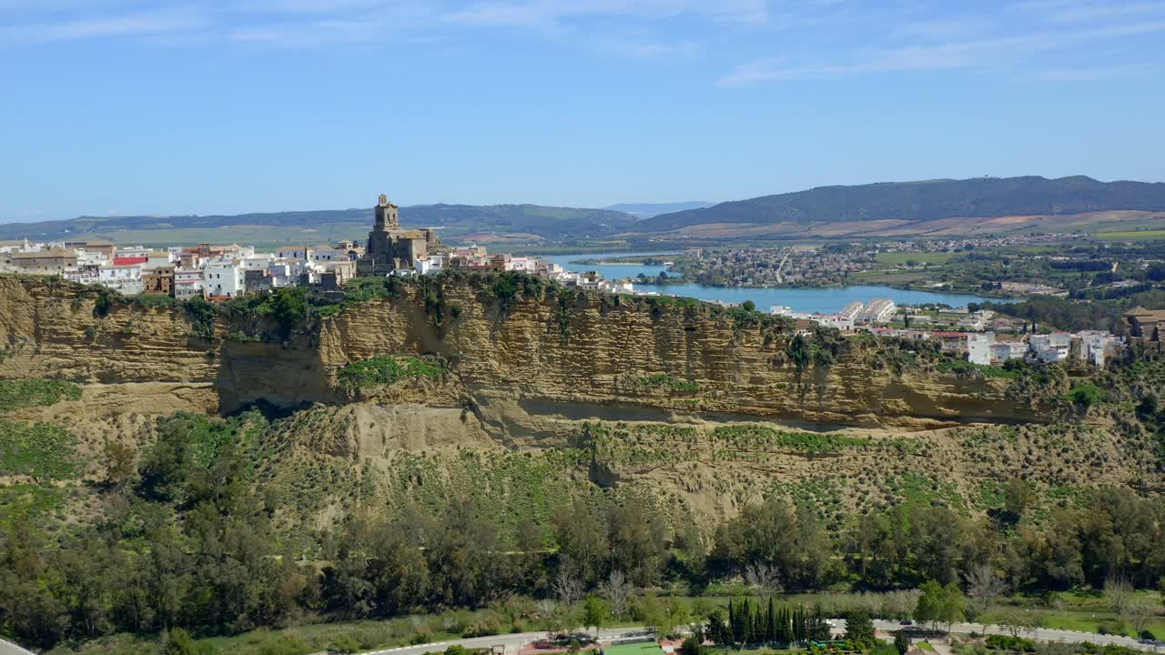 절벽과 마을 근처의 농장