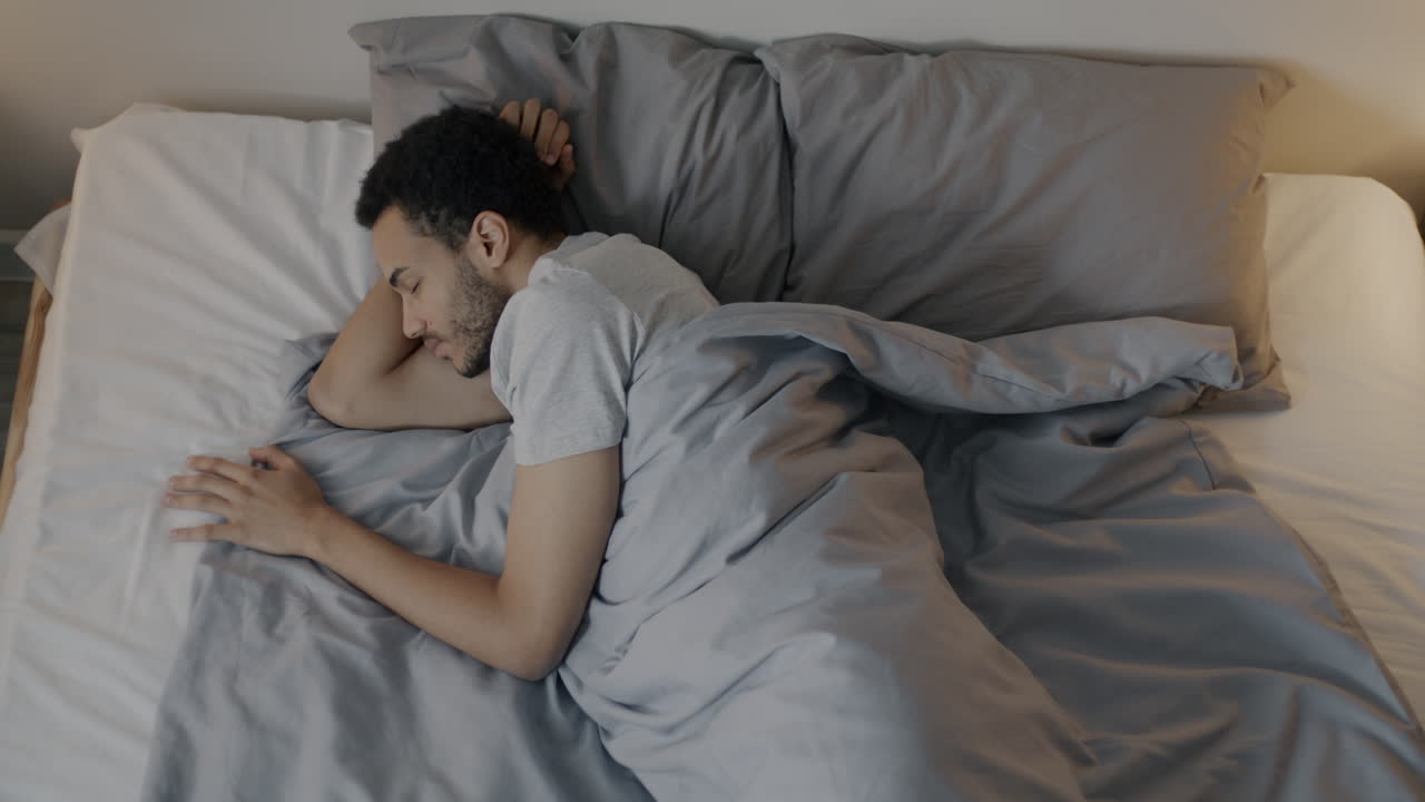 침대에서 자고있는 남자