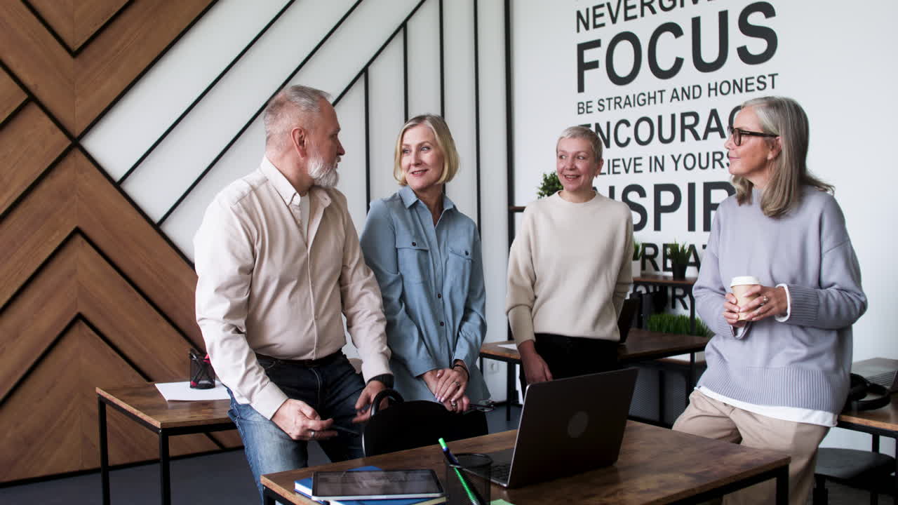estudiantes adultos en el aula