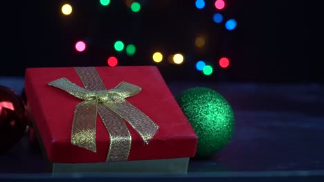 regalo de navidad con cintas amarillas y luces parpadeantes en el fondo