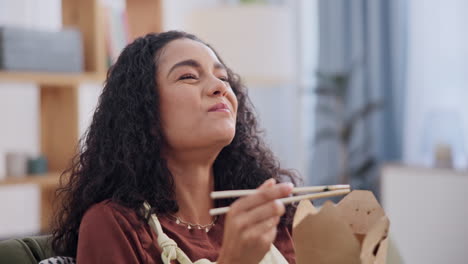 mujer comiendo comida asiática en casa