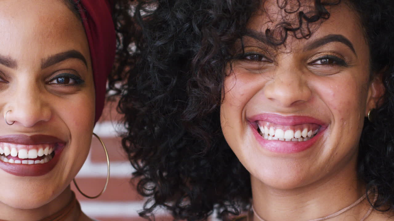 retrato de mujeres negras, gemelas idénticas y felices