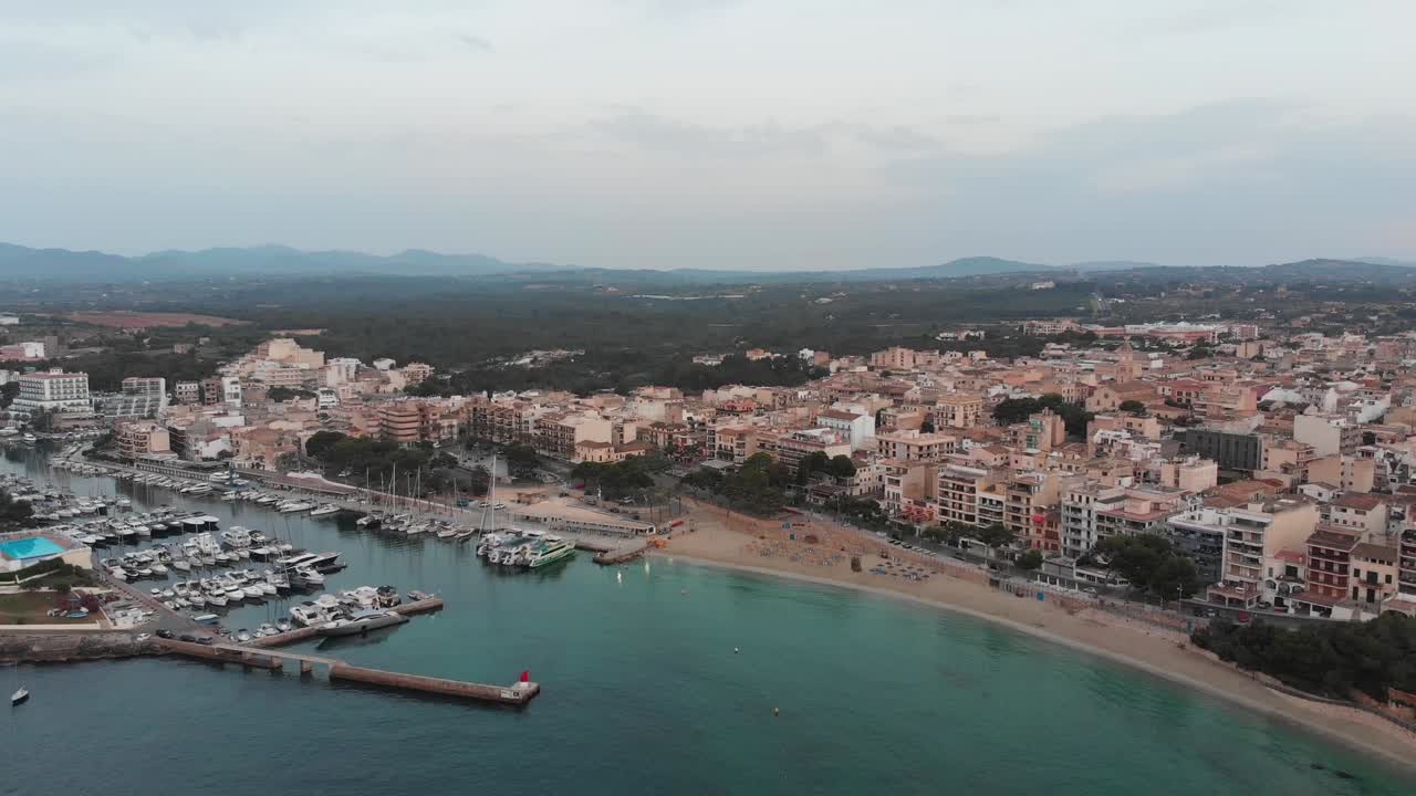 imágenes aéreas de la playa vacía y la ciudad en la isla