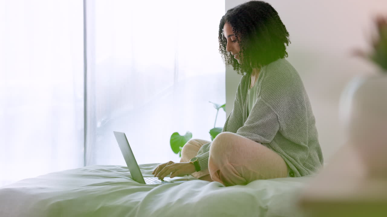 Laptop, camera da letto e mattina con una donna che digita