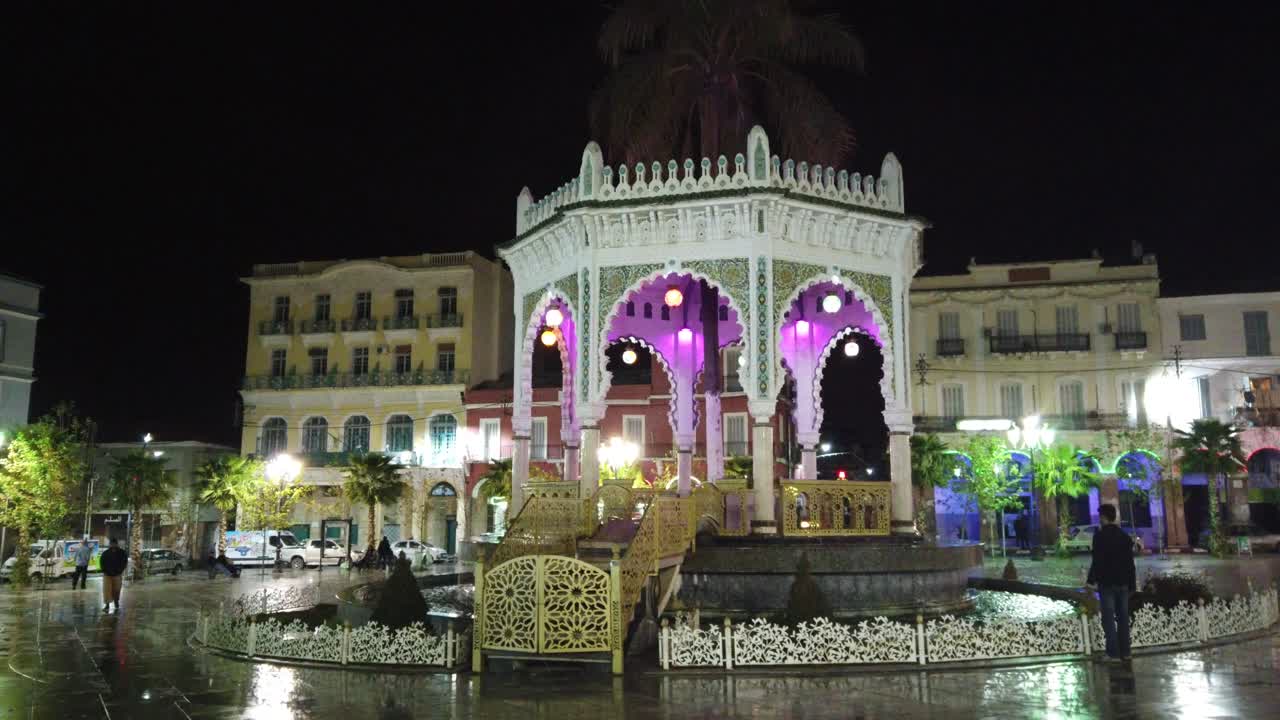 알제리의 블리다 (blida) 에 있는 투베 (touve) 를 위한 밤 촬영