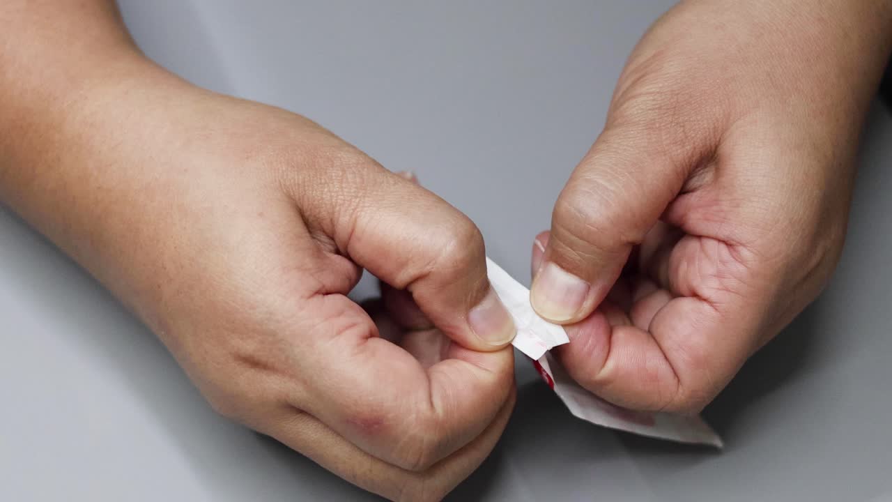 pasos secuenciales de desenvase y aplicación de un vendaje