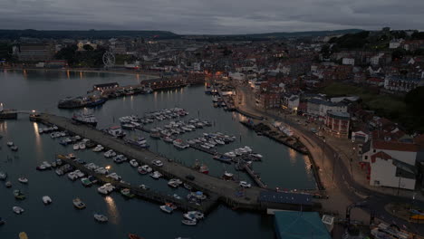 Rückzug-Etabliert-Nachtdrohnenschuss-über-Dem-Hafen-Und-Der-Stadt-Von-Scarborough