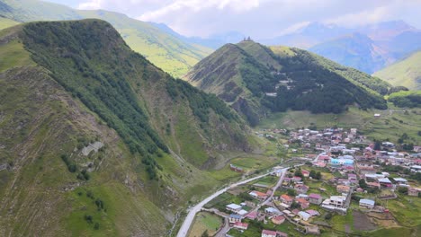 una vista panorámica de un valle exuberante rodeado de montañas