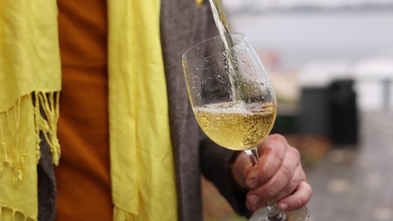 vertiendo vino en la lluvia