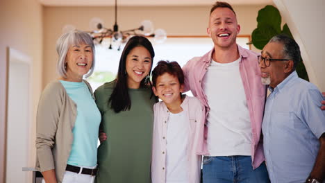 사랑, 웃음, 그리고 혼합된 가족과 함께 행복합니다.