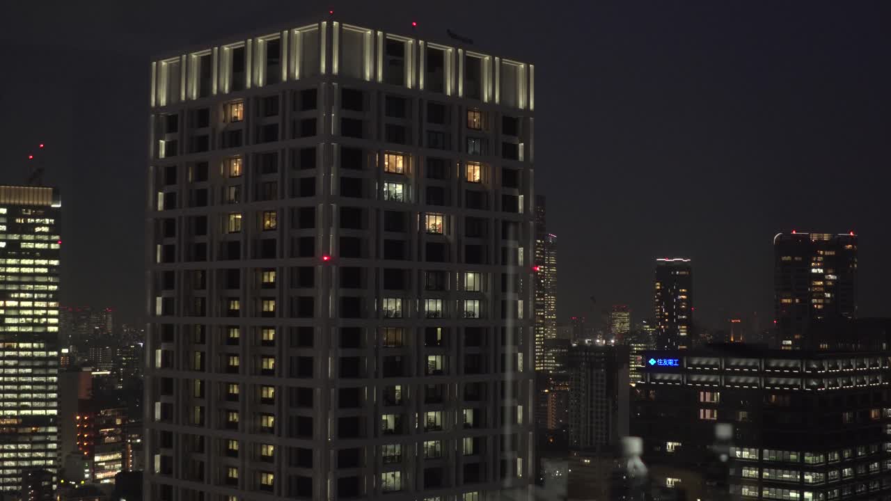 enorme torre del horizonte de tokio por la noche en el distrito moderno, japón