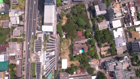 Bangkok,-Tailandia,-La-Ocupada-Ciudad-Tomada-Desde-Un-Dron-Mirando-Hacia-Abajo-Desde-Una-Vista-De-Pájaro-Que-Captura-La-Ajetreada-Vida-De-La-Ciudad-Filmada-Con-Un-Dji-Drone-En-Lat-Prao