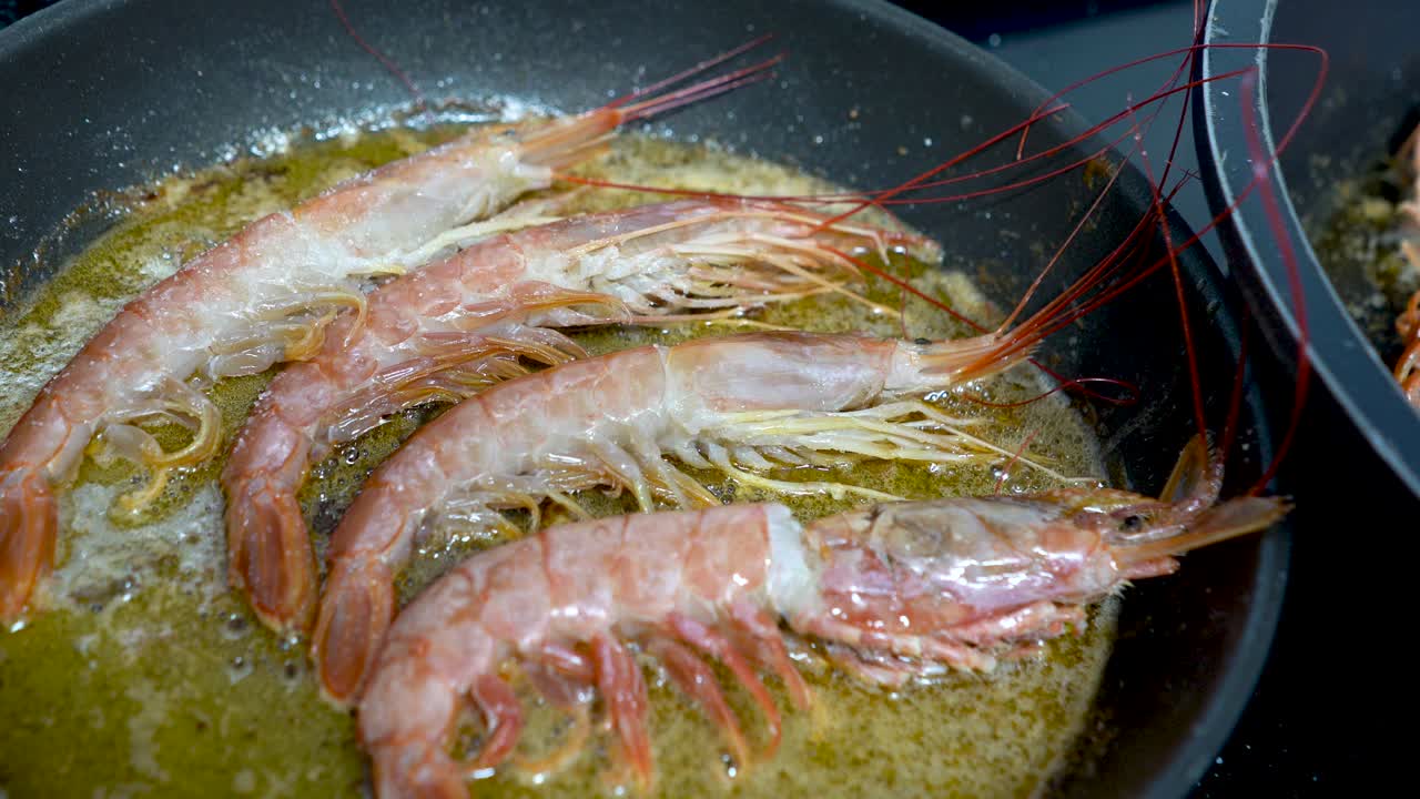 sartenes con aceite donde se cuecen gambas y mariscos
