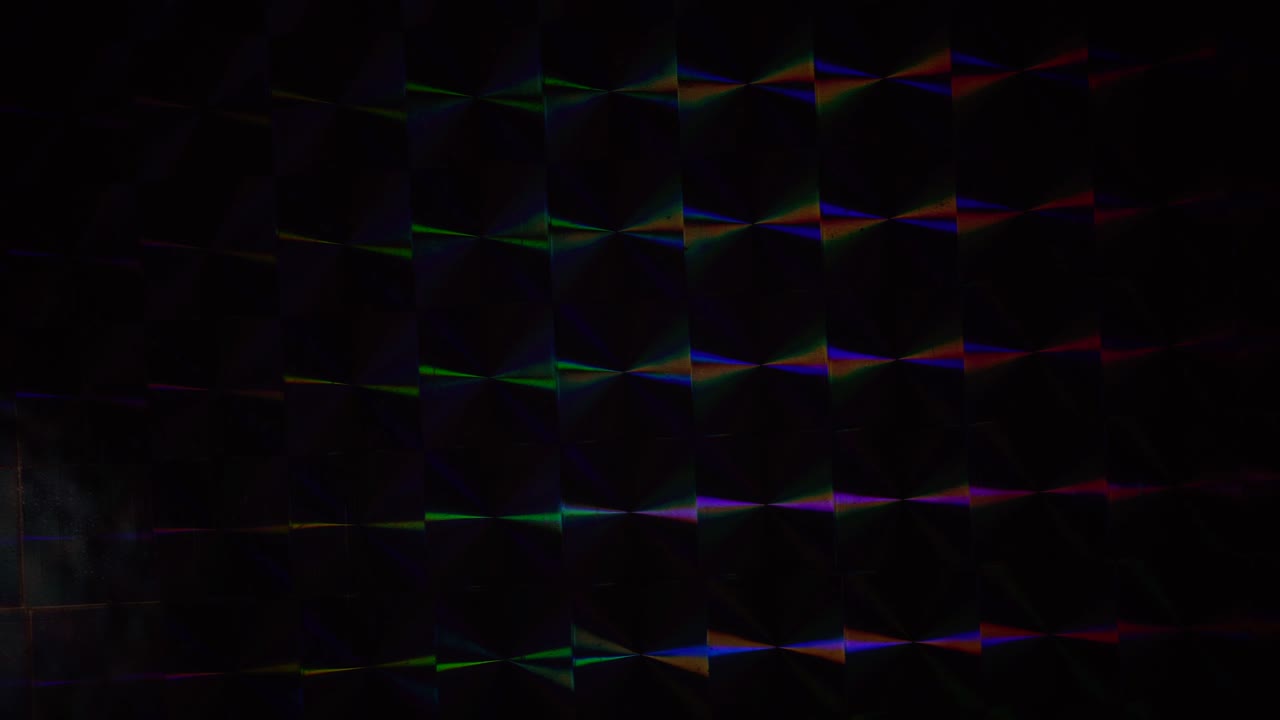 luz led brillante real moviéndose sobre el holofolio de arco iris plateado