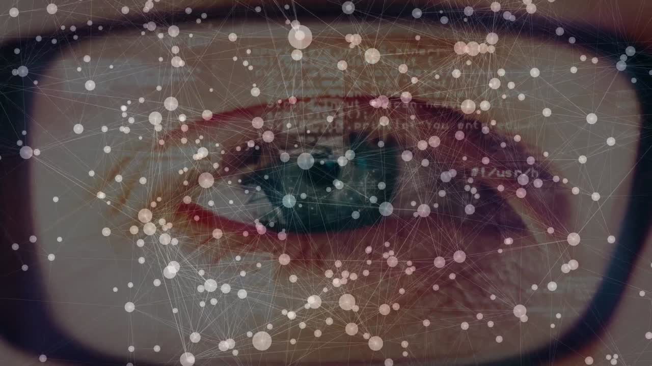 연결 네트워크와 데이터 처리가 안경을 착용한 여성 눈의 클로즈업과 대비됩니다.