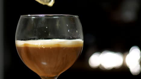 bebida de café servida en un restaurante oscuro con fondo borroso