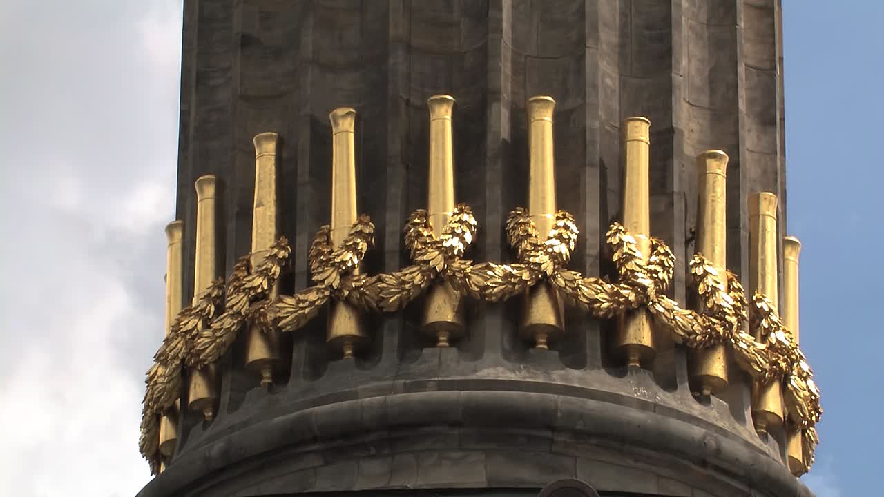 крупный план колонны победы на осаде берлина, германия