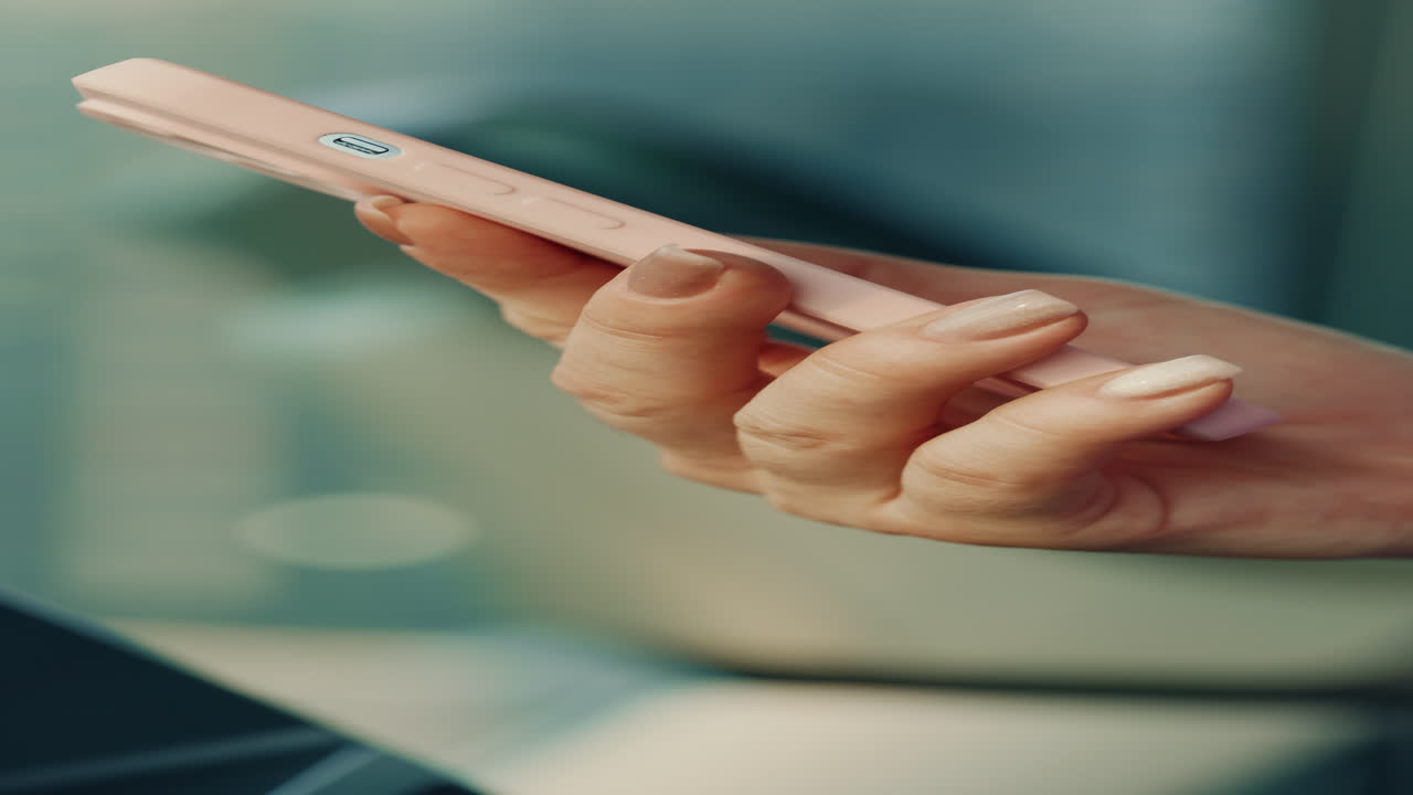 Donna che usa un telefono rosa